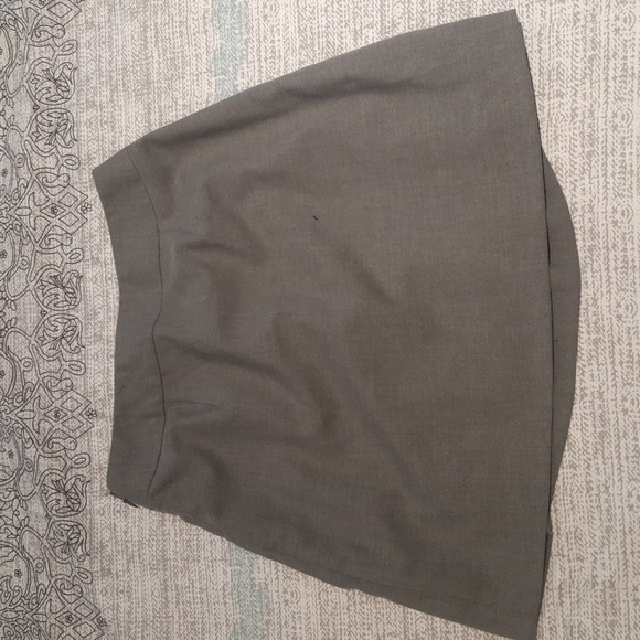 🌞3/$60 GAP Grey Skirt - Picture 4 of 5